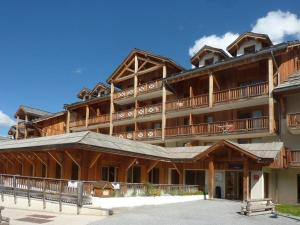un grande edificio in legno con molti balconi di Appartement Les Orres, 3 pièces, 8 personnes - FR-1-322-206 a Les Orres