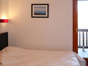 a bedroom with a bed and a picture on the wall at Chalet Les Orres, 3 pièces, 6 personnes - FR-1-322-149 in Les Orres