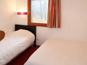 レ・ゾルにあるChalet de Charme aux Orres - 10 Pers, Piscine, Sauna, Hammam, Cheminée, Skis aux Pieds - FR-1-322-65のベッドが2つと窓がある小さな部屋