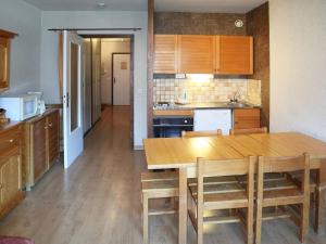 Appartement Les Orres, 1 pièce, 6 personnes - FR-1-322-172にあるキッチンまたは簡易キッチン