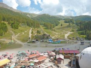 an aerial view of a resort with a water park at Appartement Les Orres, 1 pièce, 4 personnes - FR-1-322-267 in Les Orres