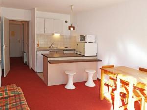 a kitchen with a counter and a counter top at Appartement Les Orres, 1 pièce, 4 personnes - FR-1-322-267 in Les Orres