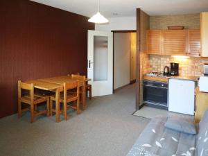 レ・ゾルにあるAppartement Les Orres, 1 pièce, 4 personnes - FR-1-322-173のキッチン、ダイニングルーム(木製テーブル、キャビネット付)