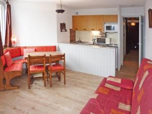 cocina y sala de estar con mesa y sillas. en Appartement Les Orres, 1 pièce, 4 personnes - FR-1-322-271 en Les Orres