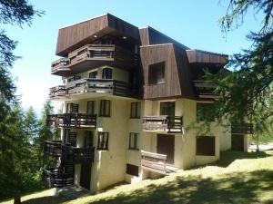 a building with balconies on the side of it at Appartement Les Orres, 1 pièce, 4 personnes - FR-1-322-271 in Les Orres
