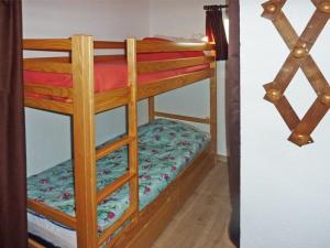 a couple of bunk beds in a room at Appartement Les Orres, 1 pièce, 4 personnes - FR-1-322-271 in Les Orres