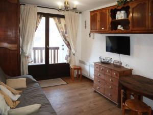 sala de estar con sofá, TV y mesa en Studio Les Orres, 1 pièce, 4 personnes - FR-1-322-107 en Les Orres