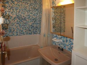 y baño con bañera, lavamanos y ducha. en Studio Les Orres, 1 pièce, 4 personnes - FR-1-322-107 en Les Orres