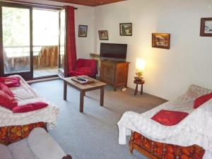 a living room with two beds and a television at Appartement Les Orres, 2 pièces, 6 personnes - FR-1-322-276 in Les Orres
