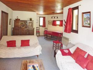 a hotel room with two beds and a couch at Appartement Les Orres, 2 pièces, 6 personnes - FR-1-322-276 in Les Orres