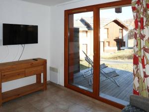 Chalet Les Orres, 3 pièces, 6 personnes - FR-1-322-114にあるテレビまたはエンターテインメントセンター