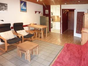 a living room with a table and chairs and a kitchen at Appartement Les Orres, 2 pièces, 6 personnes - FR-1-322-199 in Les Orres