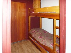 a bunk bed in a room with a bunk bed in a room at Appartement Les Orres, 2 pièces, 6 personnes - FR-1-322-199 in Les Orres