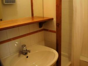 y baño con lavabo y espejo. en Appartement Valmorel, 3 pièces, 6 personnes - FR-1-291-795, en Valmorel