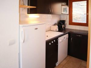 Een keuken of kitchenette bij Chalet Les Orres, 3 pièces, 6 personnes - FR-1-322-114