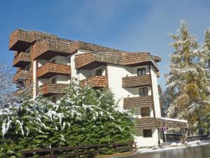 a tall building with snow on the ground at Appartement Les Orres, 2 pièces, 6 personnes - FR-1-322-199 in Les Orres