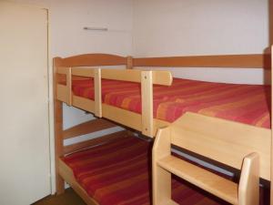 ein Paar Etagenbetten in einem Zimmer in der Unterkunft Appartement Les Orres, 2 pièces, 6 personnes - FR-1-322-204 in Les Orres