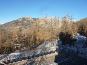 una strada davanti a una montagna nella neve di Appartement Les Orres, 2 pièces, 6 personnes - FR-1-322-204 a Les Orres