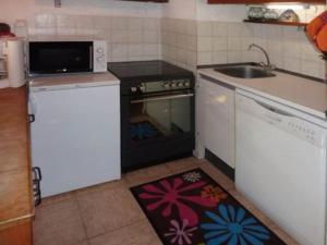 Appartement Les Orres, 1 pièce, 4 personnes - FR-1-322-212にあるキッチンまたは簡易キッチン