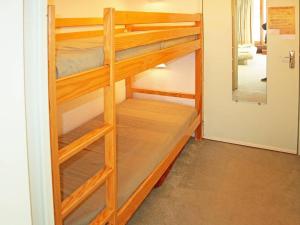 a couple of bunk beds in a room at Appartement Les Orres, 1 pièce, 4 personnes - FR-1-322-126 in Les Orres