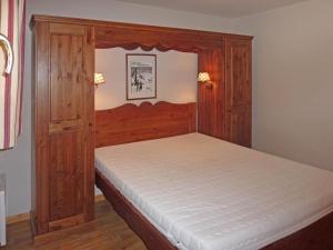 レ・ゾルにあるAppartement Les Orres, 3 pièces, 8 personnes - FR-1-322-241のベッドルーム1室(白いマットレス付きの木製ベッド1台付)