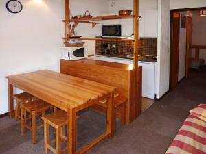 a kitchen with a wooden table and a microwave at Appartement Les Orres, 1 pièce, 6 personnes - FR-1-322-145 in Les Orres