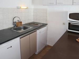 a kitchen with a sink and a microwave at Appartement Les Orres, 1 pièce, 4 personnes - FR-1-322-151 in Les Orres