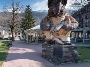 サン・ラリー・スランにあるStudio Saint-Lary-Soulan, 1 pièce, 4 personnes - FR-1-296-137の熊立像