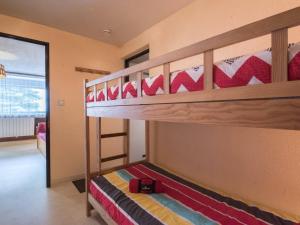 サン・ラリー・スランにあるAppartement Saint-Lary-Soulan, 2 pièces, 4 personnes - FR-1-296-152のベッドルーム1室(二段ベッド2組、赤い枕付)