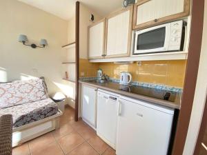 una pequeña cocina con encimera y microondas en Appartement La Baule, 2 pièces, 3 personnes - FR-1-245-34, en La Baule