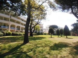 un parque frente a un gran edificio en Appartement La Baule, 2 pièces, 3 personnes - FR-1-245-34, en La Baule