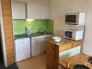 Appartement Orcières Merlette, 1 pièce, 6 personnes - FR-1-262-142にあるキッチンまたは簡易キッチン