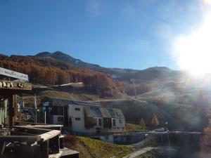 a view of a mountain with the sun in the sky at Appartement Les Orres, 1 pièce, 4 personnes - FR-1-322-177 in Les Orres
