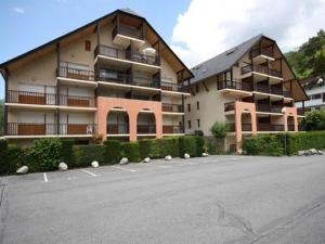 a large apartment building with a parking lot at Appartement Saint-Lary-Soulan, 2 pièces, 6 personnes - FR-1-296-162 in Saint-Lary-Soulan
