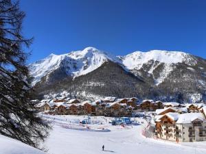 レ・ゾルにあるAppartement Les Orres, 2 pièces, 6 personnes - FR-1-322-184の雪山を背景にしたスキー場
