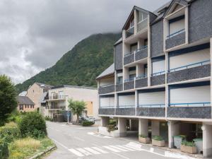 an apartment building with a mountain in the background at Studio Saint-Lary-Soulan, 1 pièce, 4 personnes - FR-1-296-163 in Saint-Lary-Soulan