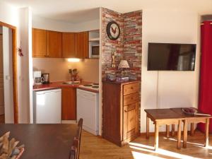 a kitchen with a table and a dining room at Appartement Les Orres, 2 pièces, 8 personnes - FR-1-322-202 in Les Orres