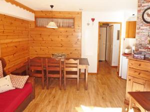 a kitchen and dining room with a table and chairs at Appartement Les Orres, 2 pièces, 8 personnes - FR-1-322-202 in Les Orres