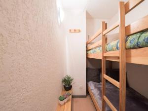サン・ラリー・スランにあるAppartement Saint-Lary-Soulan, 2 pièces, 6 personnes - FR-1-296-172の小さなお部屋で、二段ベッド、植物が備わります。