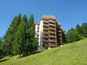 a tall building on top of a hill at Appartement Les Orres, 2 pièces, 6 personnes - FR-1-322-203 in Les Orres