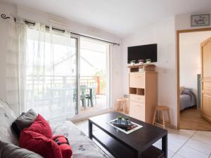 ein Wohnzimmer mit Sofa und Tisch in der Unterkunft Appartement cosy pour 6 personnes proche télécabine - Saint Lary - FR-1-296-175 in Saint-Lary-Soulan
