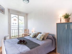 um quarto com uma cama e um armário azul em Appartement Saint-Lary-Soulan, 2 pièces, 6 personnes - FR-1-296-175 em Saint-Lary-Soulan