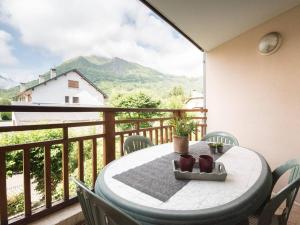 einen Tisch auf einem Balkon mit Bergblick in der Unterkunft Appartement cosy pour 6 personnes proche télécabine - Saint Lary - FR-1-296-175 in Saint-Lary-Soulan + 7 Fotos