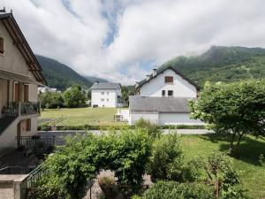 eine Gruppe von Häusern in einem Dorf mit Bergen in der Unterkunft Appartement cosy pour 6 personnes proche télécabine - Saint Lary - FR-1-296-175 in Saint-Lary-Soulan