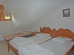 two twin beds in a room with a attic at Appartement Les Orres, 3 pièces, 8 personnes - FR-1-322-268 in Les Orres