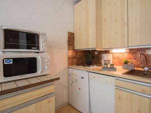 サン・ラリー・スランにあるAppartement Saint-Lary-Soulan, 2 pièces, 6 personnes - FR-1-296-207のキッチン(電子レンジ、シンク付)