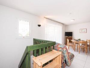 ein Wohnzimmer mit einer Holzbank und einem Tisch in der Unterkunft "Appartement lumineux 6 pers avec terrasse, parking, proche thermes et télécabine - Saint Lary Soulan" - FR-1-296-211 in Saint-Lary-Soulan