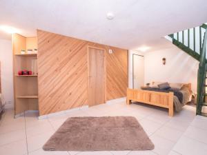ein Schlafzimmer mit einem Bett und einer Holzwand in der Unterkunft "Appartement lumineux 6 pers avec terrasse, parking, proche thermes et télécabine - Saint Lary Soulan" - FR-1-296-211 in Saint-Lary-Soulan