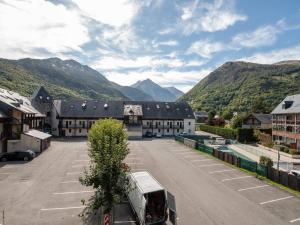 サン・ラリー・スランにあるAppartement Saint-Lary-Soulan, 3 pièces, 6 personnes - FR-1-296-215の山前駐車場に停車するバス