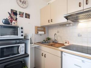 Appartement Saint-Lary-Soulan, 2 pièces, 4 personnes - FR-1-296-228にあるキッチンまたは簡易キッチン